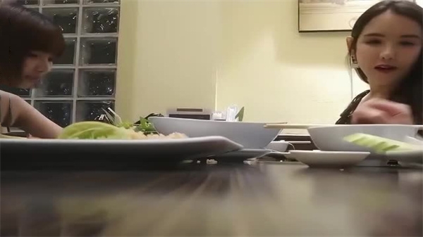 双飞名场面先吃个自助餐才有力气做爱